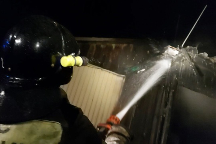 В Черногорске из-за печи в доме загорелся натяжной потолок