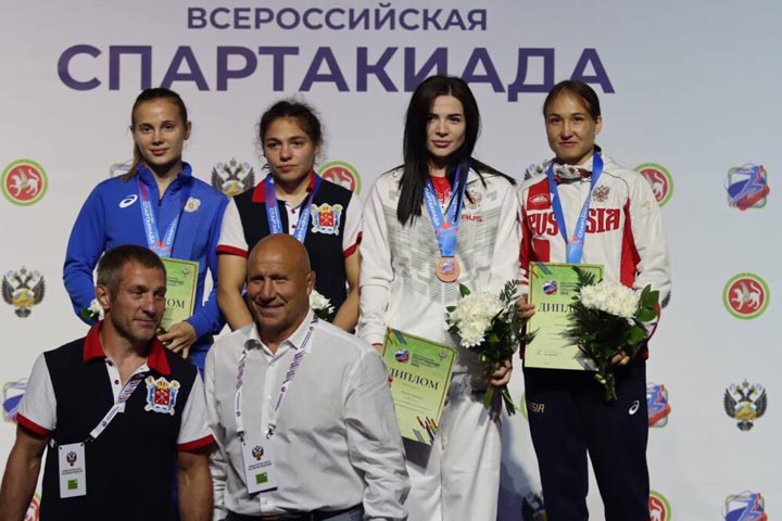 Хакасские спортсменки привезли медали с соревнований по женской борьбе