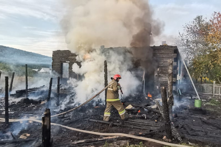 В Таштыпском районе горел дом на 4 хозяев