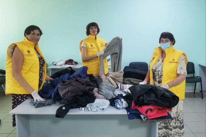 «Нужные вещи в новые руки»: Фонд «Кристалл» за месяц рассортировал 5371 кг одежды