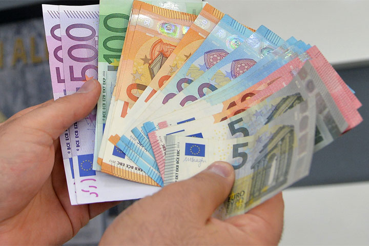 В трусах евро везти? В странах ЕС отбирают валюту у граждан России
