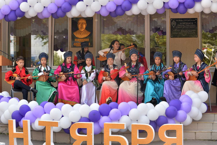 Глава Хакасии поздравил школьников и их родителей