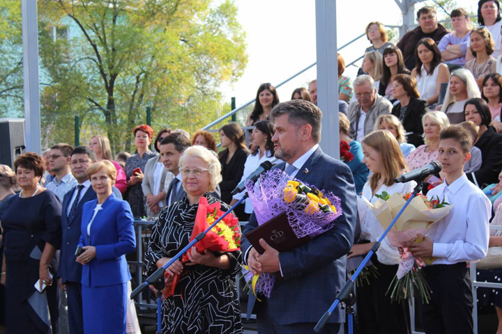 В Хакасии по инициативе сенатора директор гимназии представлена к госнаграде 