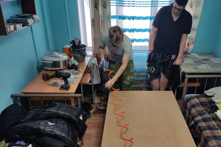 В Хакасии студенты-плотники сделали подарок общежитию