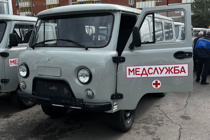 Еще две районные больницы Хакасии получили санитарные автомобили