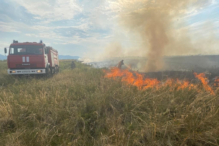 В Алтайском районе степной пал перешел на заготовленное сено 