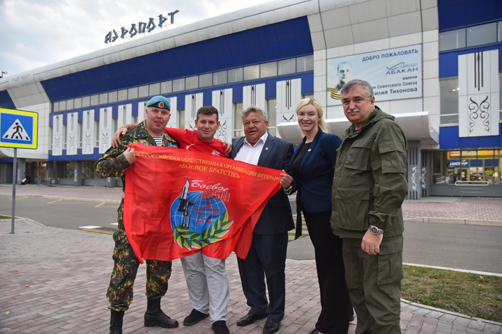 Команда «Боевого Братства» встретила своего волонтера, вернувшегося с Донбасса в Хакасию
