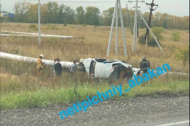 В Хакасии автомобиль слетел в кювет с трассы 