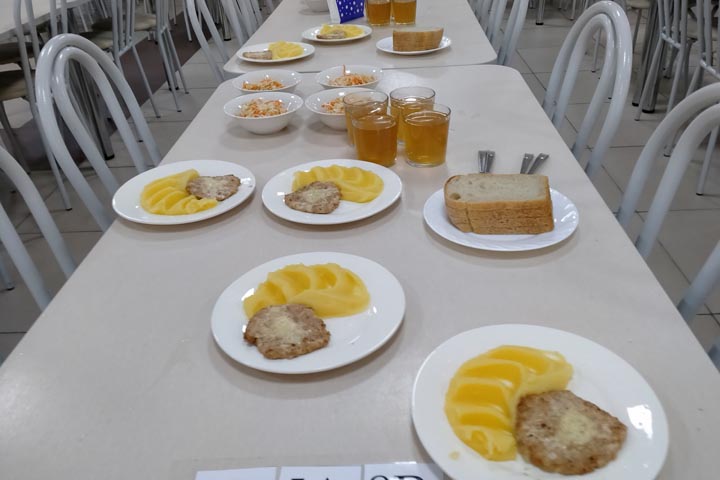 Сотрудники мэрии Абакана оценили качество питания в школе 