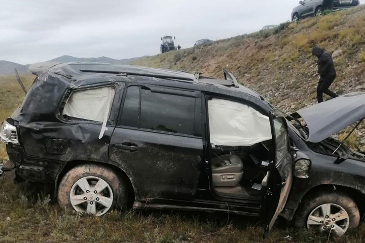 В Хакасии от столкновения с ВАЗом Toyota Land Cruiser улетел в кювет 