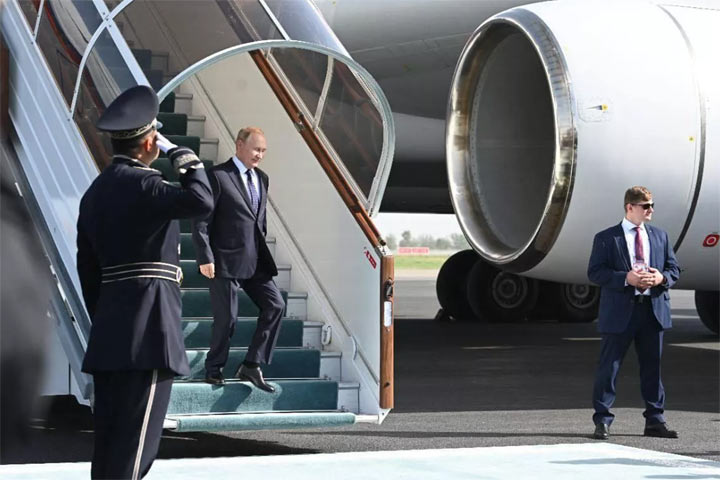Путин прилетел на саммит ШОС
