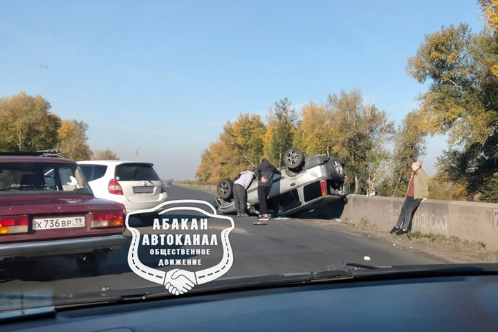 На Северной дамбе Абакана перевернулся автомобиль 