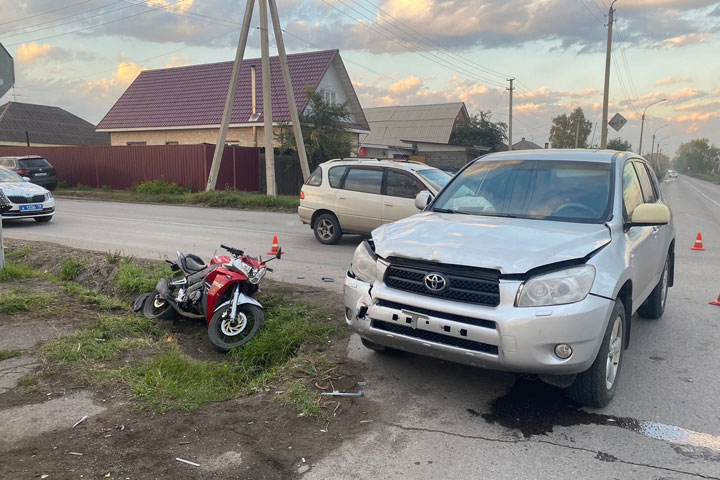 В Черногорске 17-летний хрустик устроил дорожную аварию 