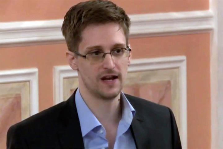 Путин дал российское гражданство Сноудену