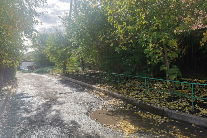 Водителя, сбившего на тихой улочке в Абакане пешехода, так и не нашли 