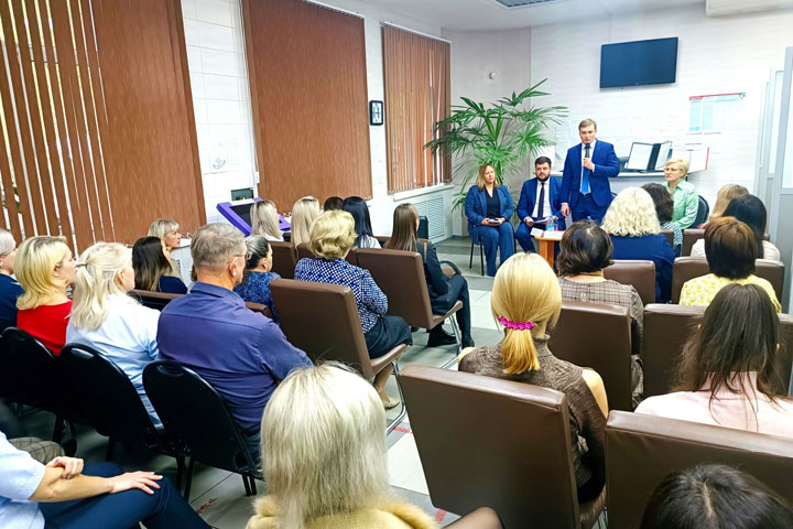 Глава Хакасии подвел итоги встречи с работниками Управления соцподдержки 