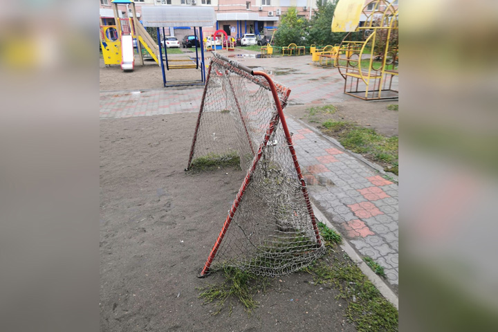 В Абакане на Кирова, 112 разгорелись страсти по футбольным воротам 