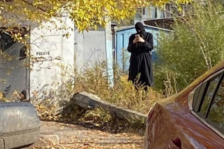 В Черногорске возле школы задержали подозрительного парня в балаклаве 