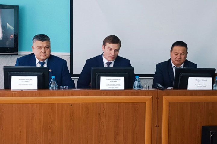 Глава Хакасии появился на публике в компании изгнанного из «ЕР» Василия Шулбаева