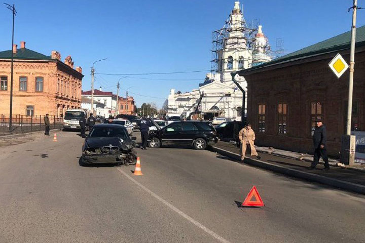 Выехавший на встречку водитель BMW врезался в «Тойоту» и автобус