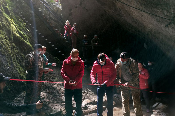 Бородинская пещера в Хакасии: надписи и вынос сталактитов запрещены