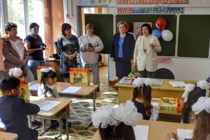 Активисты «Единой России» поздравили педагогов с Днем учителя