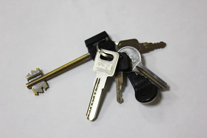 Абаканские сироты получили ключи от квартир в новостройках