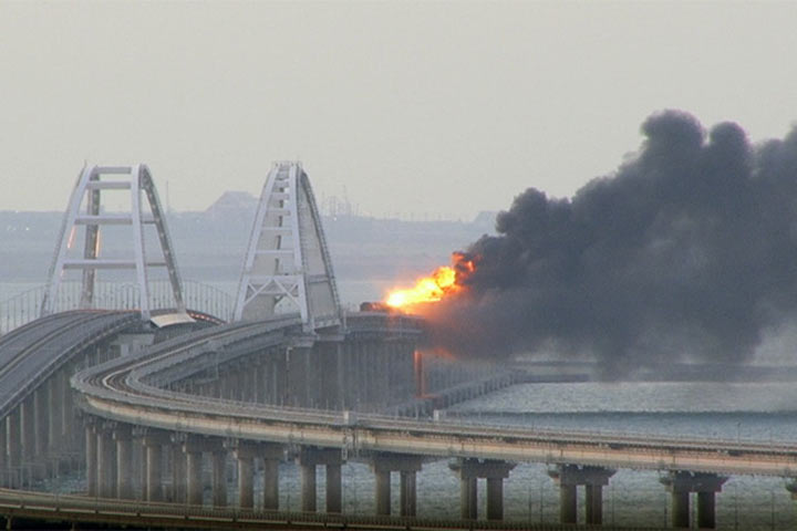 Крымский мост взорван по-настоящему. Но что-то не начинаем