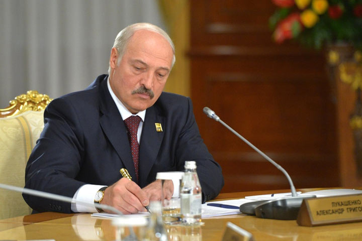 Лукашенко поручил принять российских военных