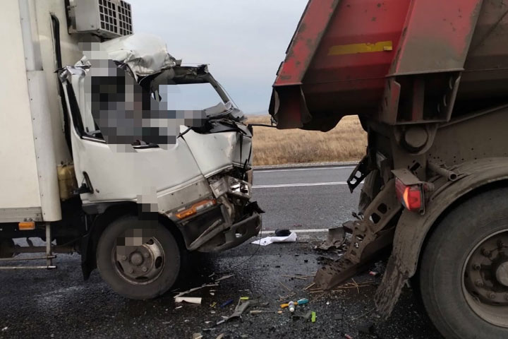 На трассе «Енисей» водитель грузовика с полуфабрикатами погиб, врезавшись в Skania