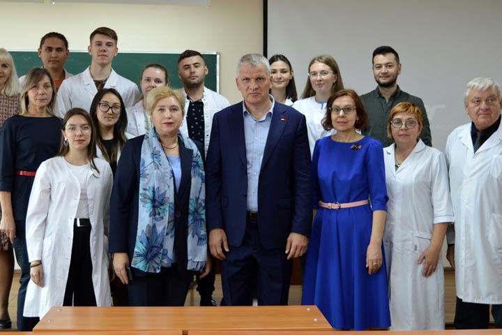 Студенты-медики ХГУ встретились с депутатом Госдумы Алексеем Куринным
