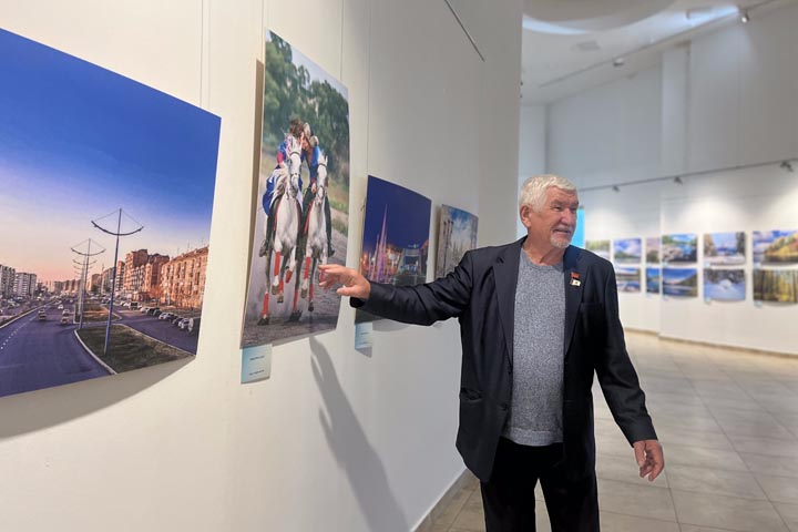Юрий Амосов представил персональную выставку в Национальном музее Хакасии