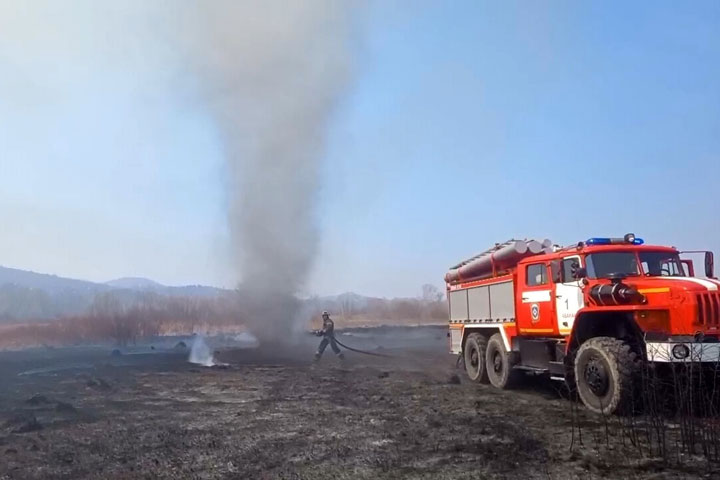 По Хакасии вновь идут палы травы 