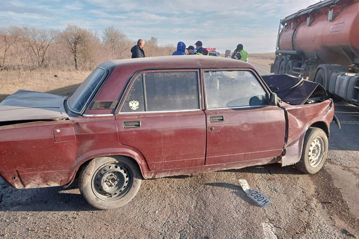 Подробности аварии на трассе «Енисей»: ВАЗ отбросило на большегруз