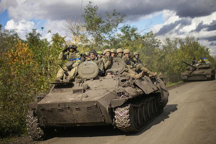 Битва за Херсонщину: Киев бросил танки и батальоны пехоты в наступление на русскую десантуру