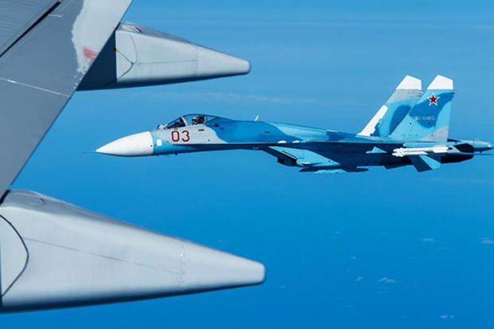 Достаточно одной ракеты: Су-27 отпугнул британский самолет-разведчик от российских границ
