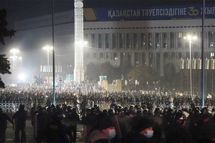 В Казахстане ввели двухнедельный режим ЧП из-за протестов