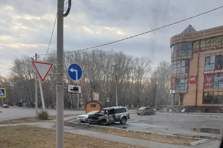 В центре Абакана сгорел внедорожник