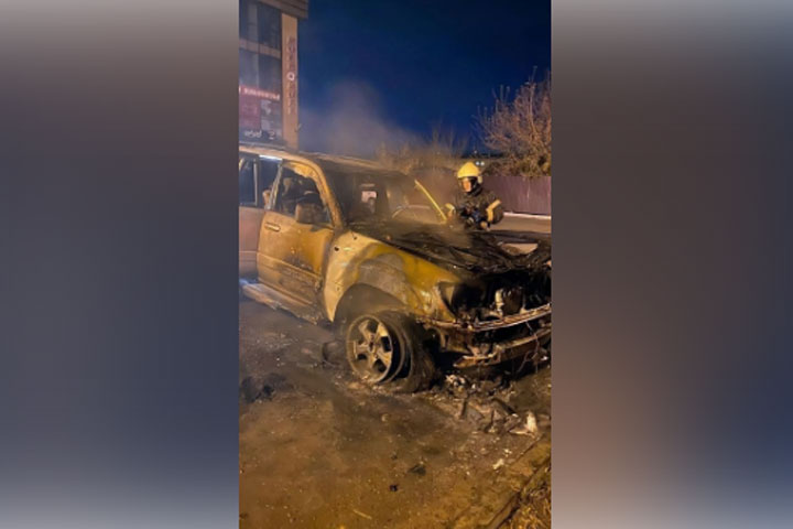МЧС выяснило, из-за чего сгорел внедорожник на парковке возле бара в Абакане 