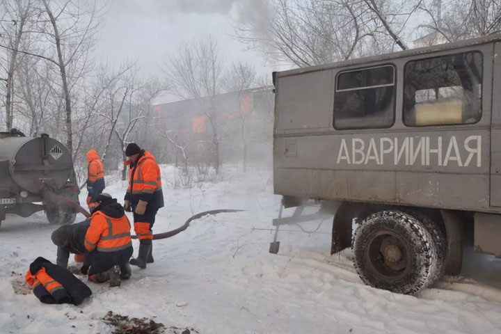 В Минусинске из-за коммунальной аварии в мороз залило улицы