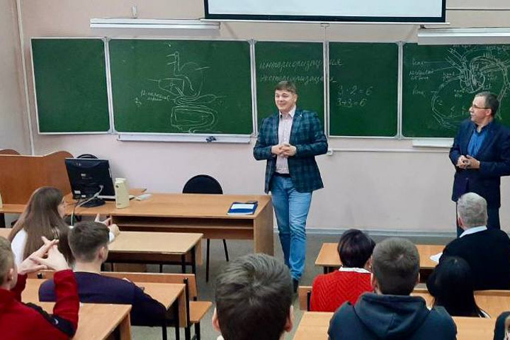 Координатор ЛДПР в Хакасии пообщался со студентами в «ПОЛИТклубе»