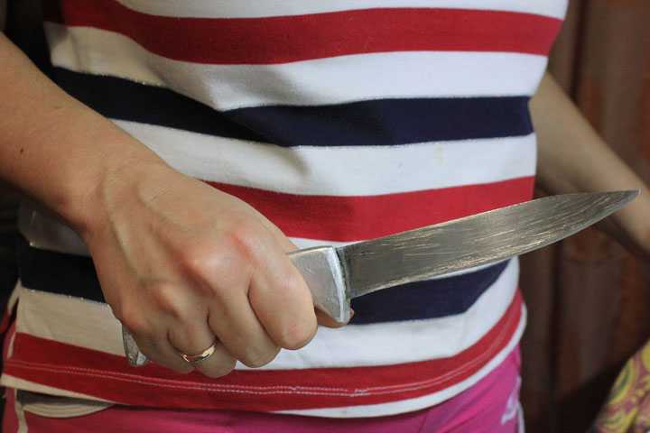 «Испытала жалость и помогла дойти до дивана» - в Хакасии осуждена сельчанка, ударившая ножом сожителя
