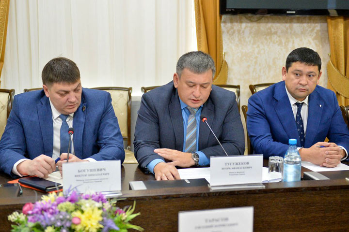 Правительство Хакасии собралось на заседание в закрытом режиме