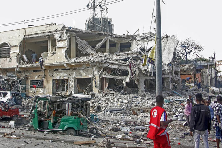 Взрывы у министерства образования в Сомали: сотня погибших, три сотни пострадавших