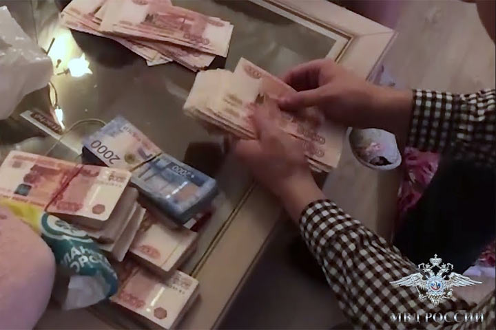 Вредительство на миллиарды: Силуанов платит «дань» банкирам из народных денег?