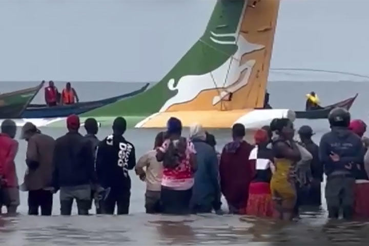 Пассажирский самолет упал в озеро в Танзании. Видео