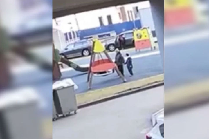 Женщина выпнула 10-летнюю девочку с качелей