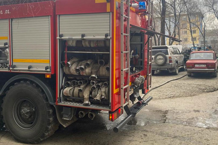 В Саяногорске прохожая по запаху определила горящий автомобиль и вызвала пожарных