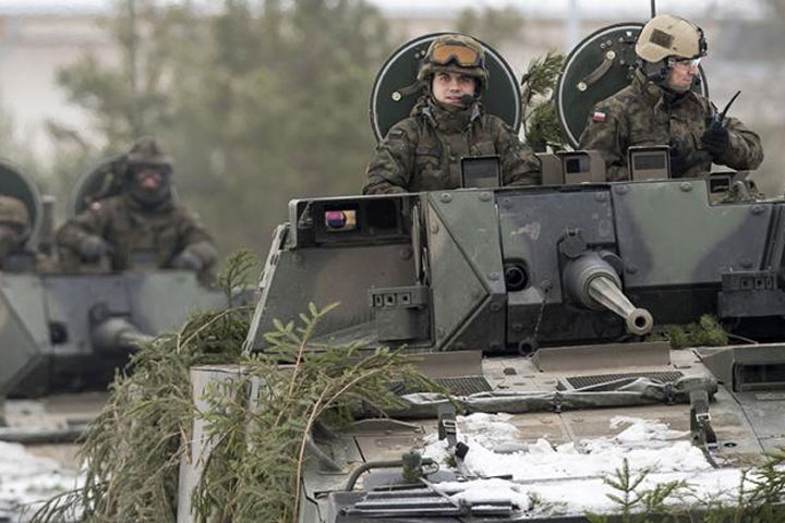 Польские заградотряды на Украине бьют метко, жестоко и заваривают люки танков ВСУ