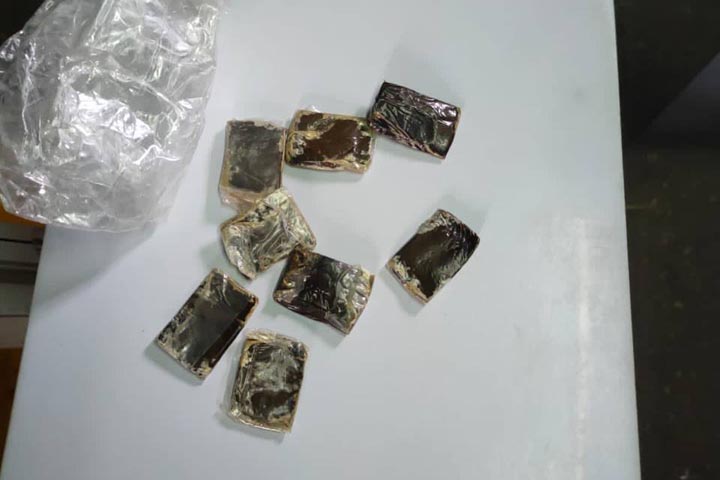 У жителя Саяногорска нашли 9 свертков с наркотиками и оружие 
